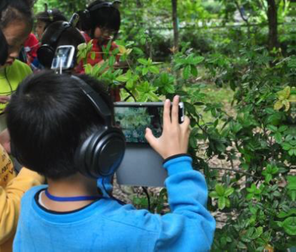 圖一：學生在戶外教學場域中使用行動載具觀察植物