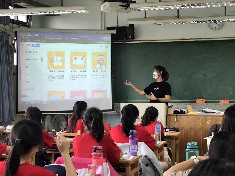 左營高中陳老師於課堂中使用酷英平臺（學校提供）