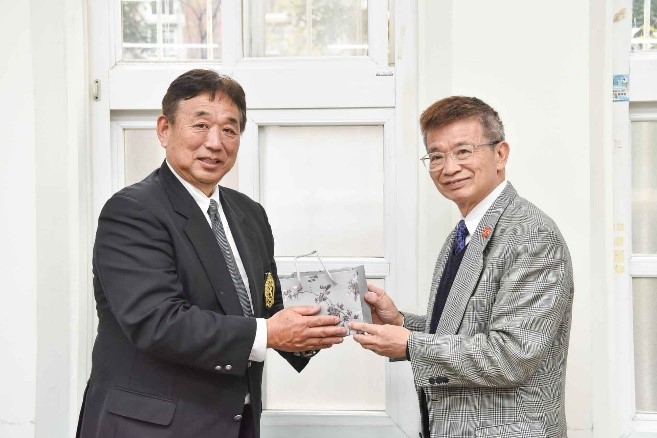 吳正己校長（右）致贈臺師大紀念品給日本大學小山裕三學部長。