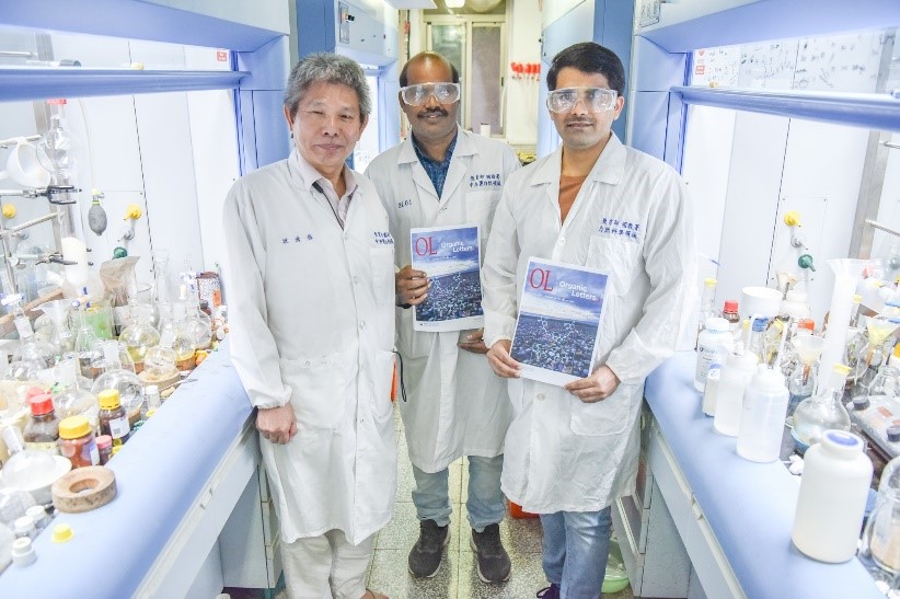 臺師大化學系兩位印度籍博士班研究生Jivan Shinde(右)與博士後研究員Veerababurao Kavala(中)，在化學系教授姚清發(左)的指導下，繼2021年以新抗癌有機化合物的論文後，研究成果第五度榮登國際知名期刊封面，有助科學家研發抗癌藥物和多用途的化學產品。