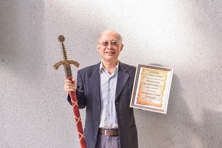 鄭超仁教授由去年的獲獎者SPIE 總裁Bernhard Kress博士代表授予2023年度“全像騎士”頭銜與佩劍。