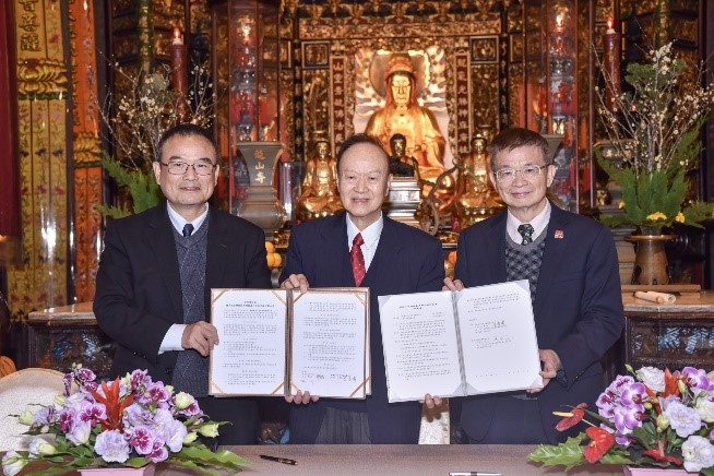 臺師大吳正己校長（右一）與艋舺龍山寺黃書瑋董事長（中）以及國立故宮博物院蕭宗煌院長簽署備忘錄。