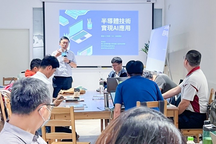 林政宏副研發長發表所編撰的高中半導體微課程教材第十章【半導體技術實現AI應用_探索人工智慧(AI)技術奧秘】。