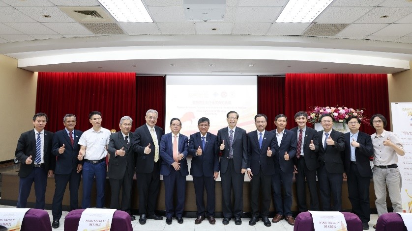 師大師長、肯特大學師長、CTO集團代表、藍濤亞洲公司總裁合影
