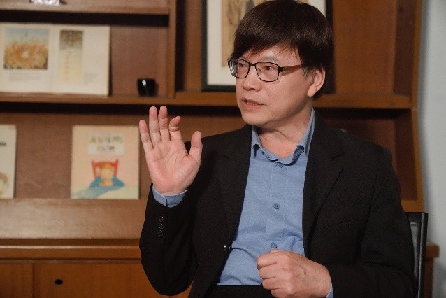 是怎樣的絕世小說，讓國立臺灣師範大學歐洲文化與觀光研究所暨英語系合聘教授梁孫傑，花了12年的時間日以繼夜來翻譯？ 攝影／林俊孝