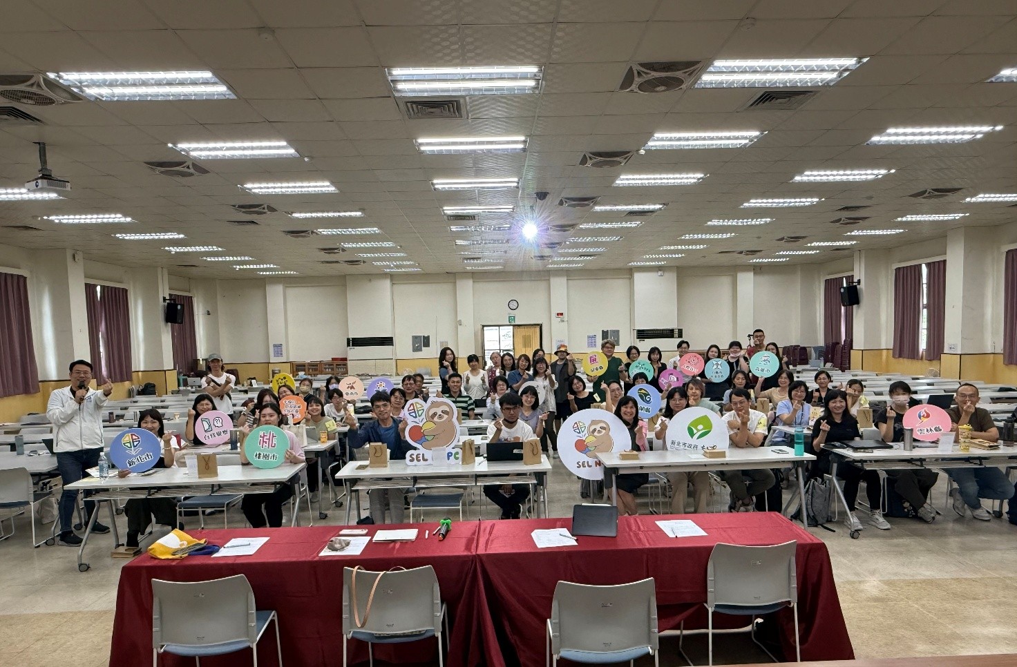 七縣市教育人員齊聚「SEL跨縣市教師共感營」合影。