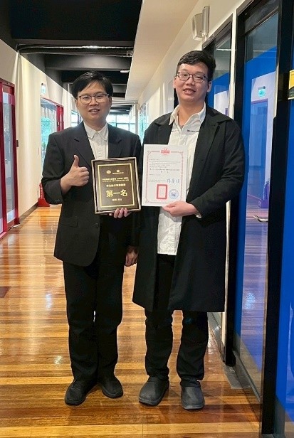 機電系張天立教授帶領博士班學生陳源濬、碩士班學生蘇品睿與劉珅有榮獲奈米技術組最佳論文獎第一名。