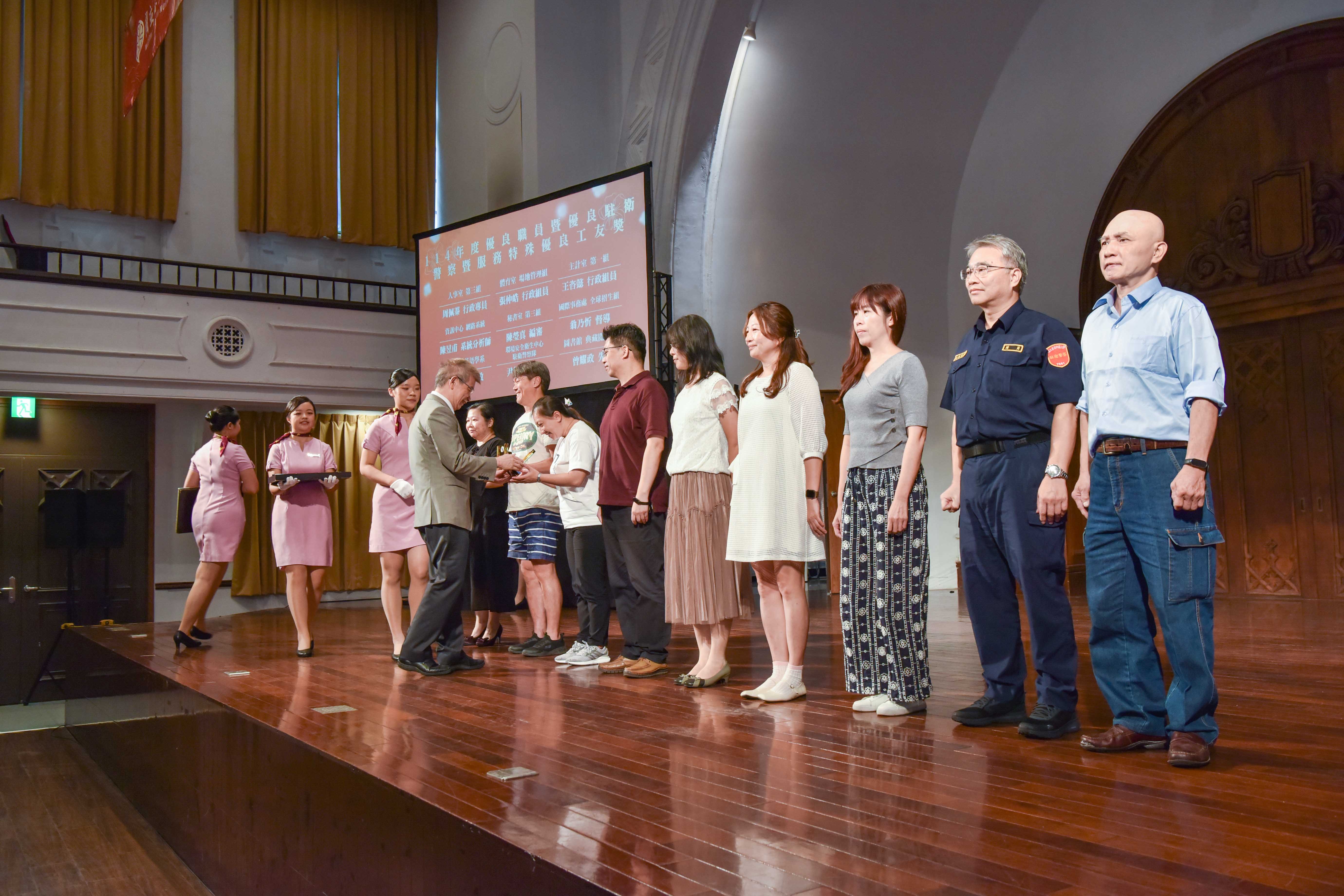 吳正己校長依序頒發資深優良教師獎，教學傑出教師獎、服務傑出教師獎、優良導師獎、學術傑出人員獎，以及特優職員、優良職員、優良駐衛警衛與服務特殊優良工友獎。