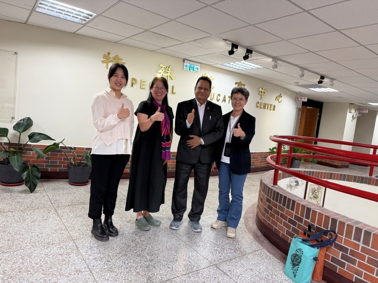 尼泊爾 Basudev KAFLE 教授蒞臨臺師大特教中心,象徵交流圓滿順利。(自右到左:鄭聖敏副研究員、Basudev KAFLE 教授、柯惠菁助理研究員、朱家儀助理研究員)