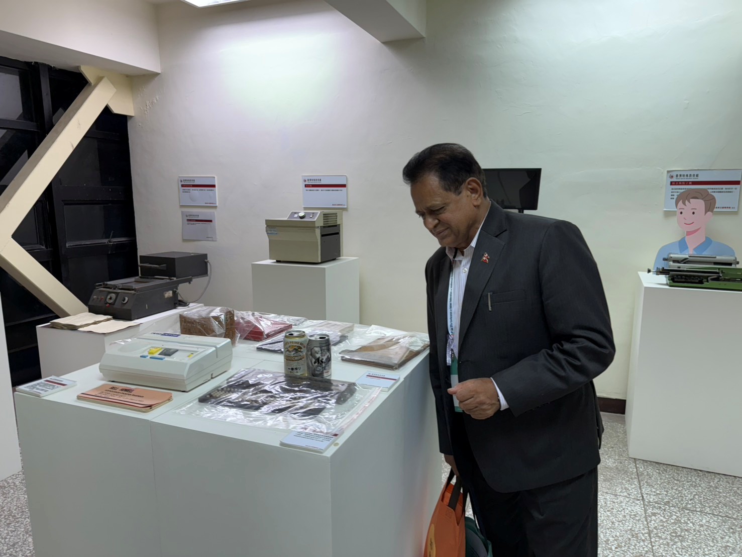 Basudev教授專注地參觀臺灣特殊教育館各式館藏