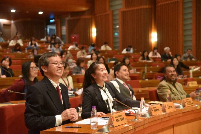 左起本校圖資所柯皓仁所長、國圖王涵青館長、舊金山公共圖書館MichaelLambert總館長、馬來西亞圖書館館員協會GhazaliMohamedFadzil會長