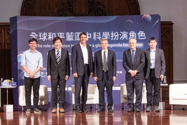 合影留念,由左至右為臺師大物理系副教授卜宏毅、臺師大天文與重力中心主任管一政、Prof. Didier Queloz、臺師大吳正己校長、中央研究院院士葉永烜、中央研究院天文與天文物理所特聘研究員李景輝。