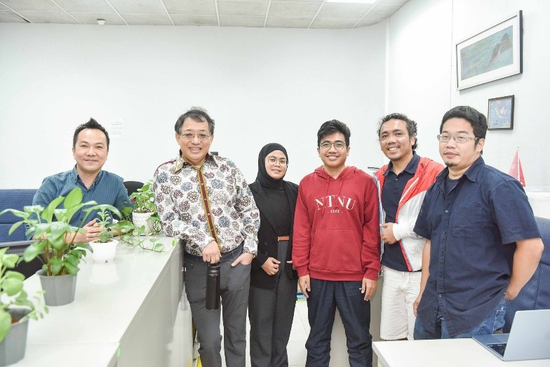 張俊彥教授與研究團隊合影。