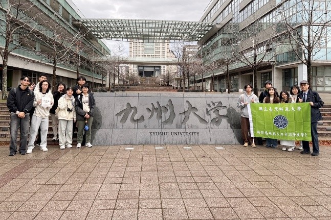 臺師大學生於九州大學合影。