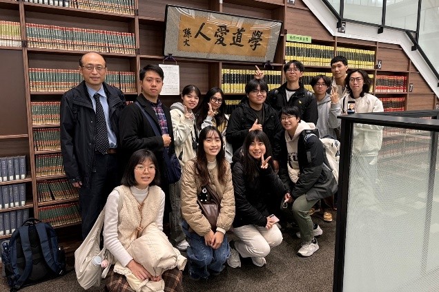 Dr. Watanabe 帶領臺師大師生參訪九州大學的圖書館,並與國父孫文在1913 年寫下的「學道愛人」合影。