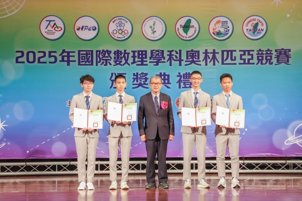 與會師生貴賓合影留念。