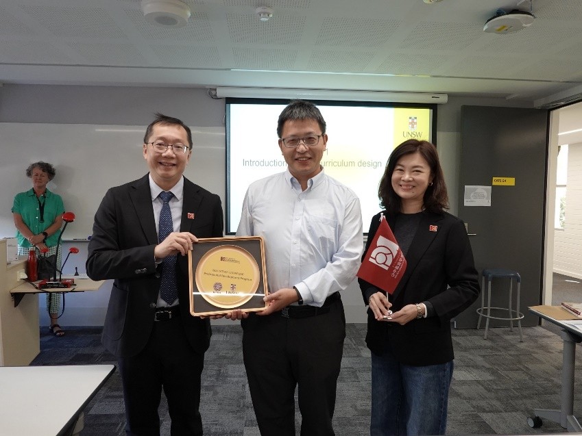 林子斌教授代表臺師大頒贈感謝狀予Andy Gao教授,表達對其在EMI教師增能課程投入的感謝,也象徵臺師大與新南威爾斯大學攜手打造國際教育合作典範的深厚情誼。(左起為財團法人高等教育國際合作基金會執行長林子斌教授、新南威爾斯大學教育學院Andy Gao教授、臺師大EMI教學資源中心范雅筑副執行長)