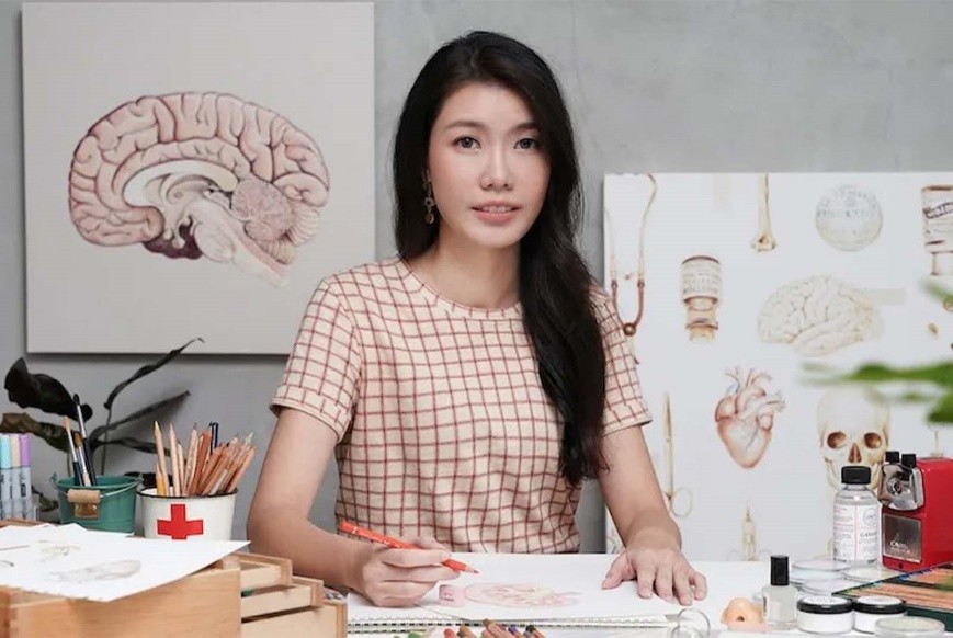 國立臺灣師範大學設計學系碩士班校友鄭光婷(Emma Cheng),以醫療插畫創作在國際舞臺嶄露頭角,作品連續兩年登上國際頂尖醫學期刊《The Lancet(刺胳針)》,成為首位累計刊登達24期的臺灣插畫家。