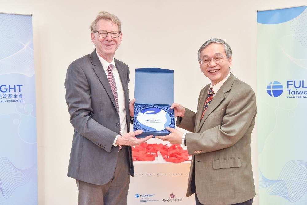 陳學志副校長（右）與Fulbright Taiwan執行長那原道交換紀念禮。