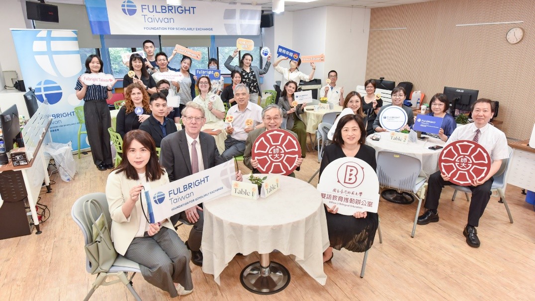 陳學志副校長（右）與Fulbright Taiwan執行長那原道交換紀念禮。
