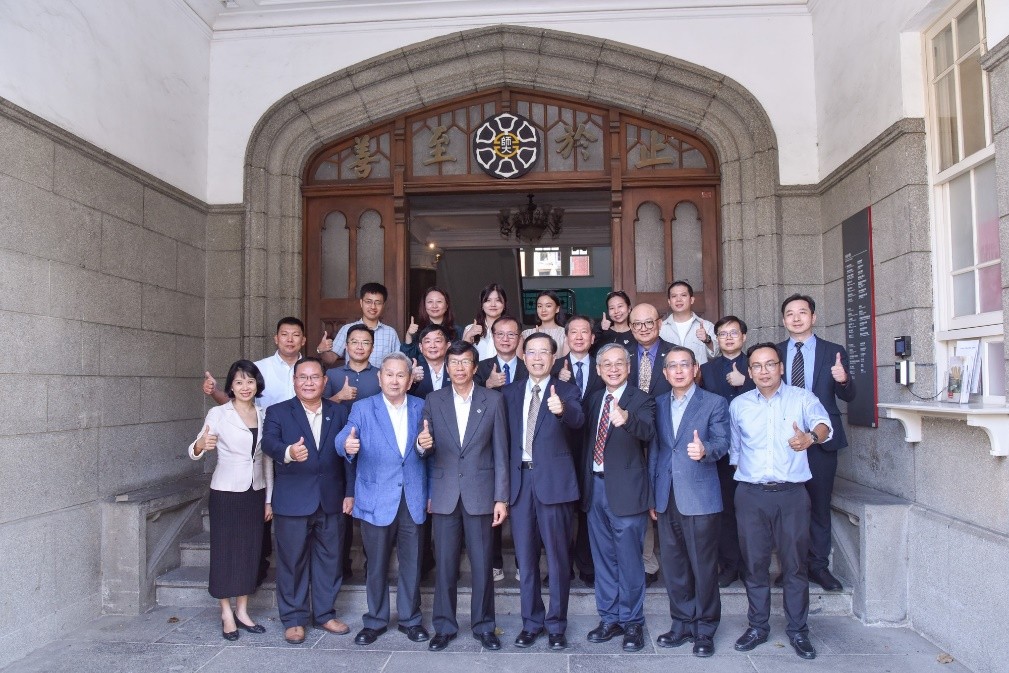 國立臺灣師範大學與越南肯特大學雙方師長合影。