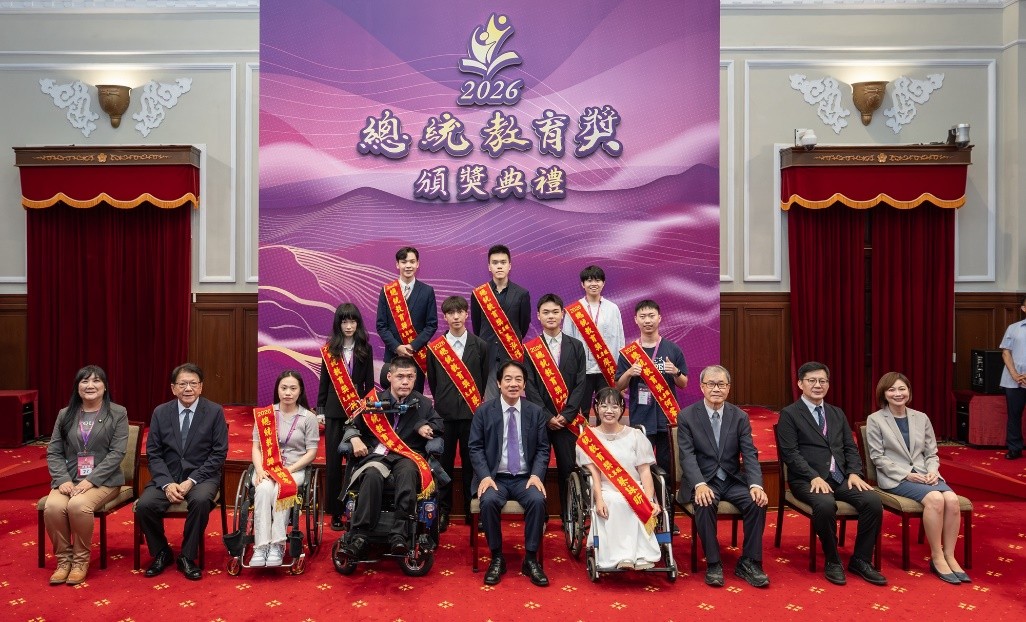 臺師大美術學系蔡詠昕(前排右四)及特殊教育學系何睿修(中排右一)榮獲總統教育獎。