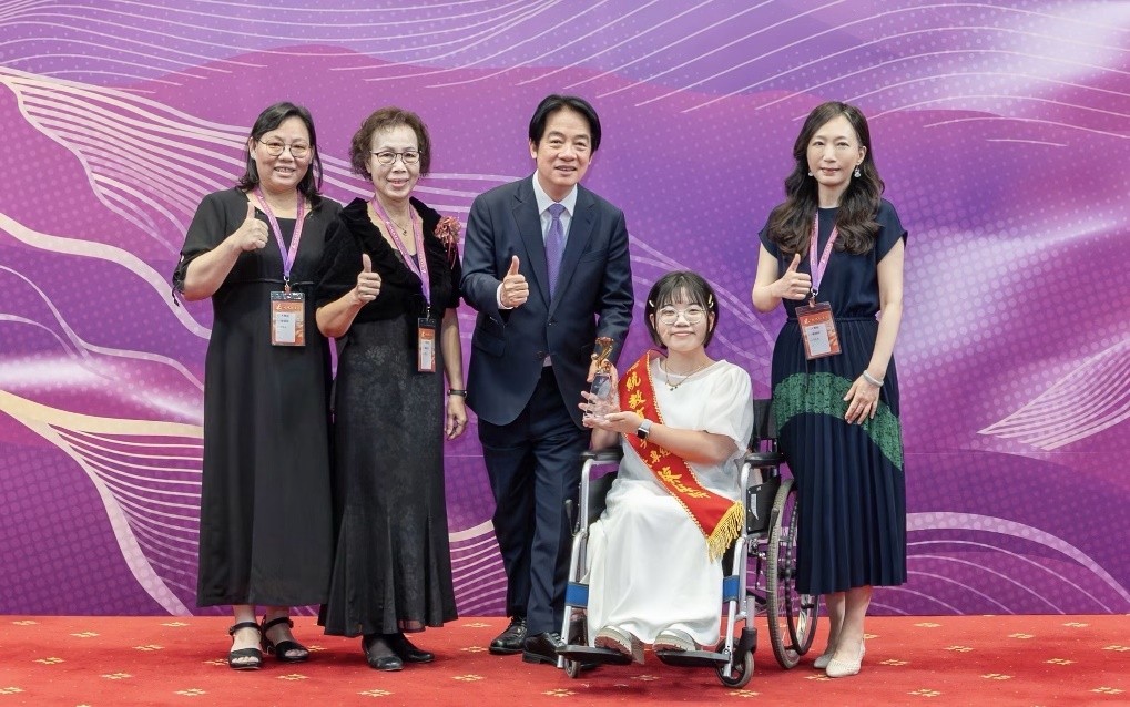 推薦人、臺師大美術系主任孫翼華(右一)、蔡詠昕(右二)與媽媽(左一)、阿嬤(左二)一起在頒獎臺與賴清德總統(左三)合影。