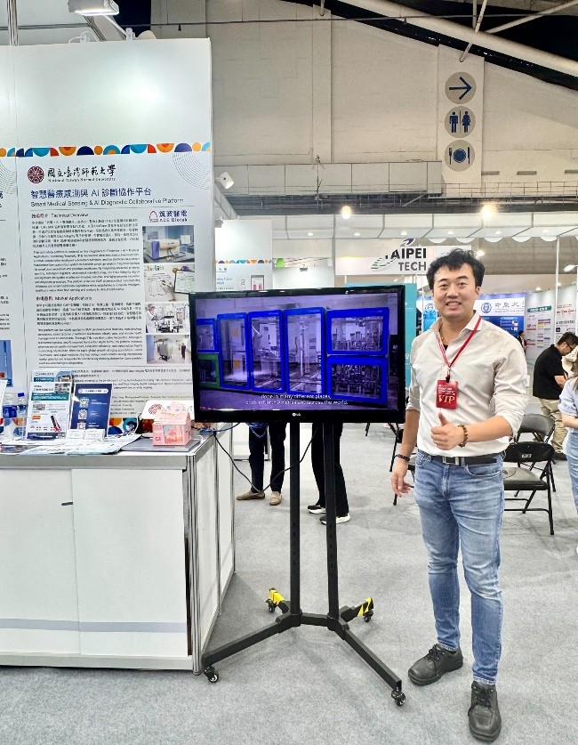 臺灣師大光電工程研究所楊承山教授（兼副教務長）於 BIO Asia&ndash;Taiwan 2026 展區介紹智慧醫療感測與 AI 診斷協作平台。