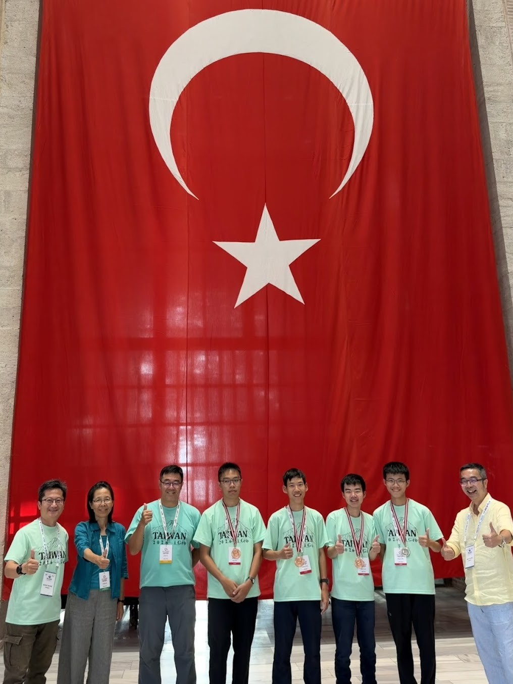 團隊合照,由左至右為王聖鐸老師、沈淑敏老師、領隊何立德主任、蔡顓瑋同學(銅牌)、呂冠成同學(銅牌)、謝昀達同學(銅牌)、張宇濰同學(銀牌)、洪伯邑老師